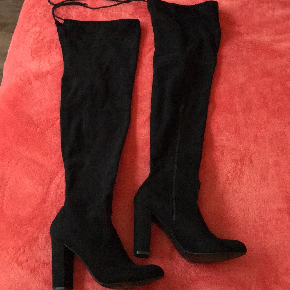 Size 9 beautiful knee length heeled boots!